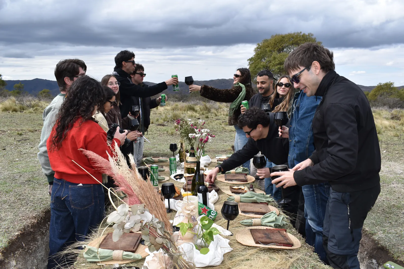 Un encuentro alrededor de la mesa en plena naturaleza de Acuarela del Río