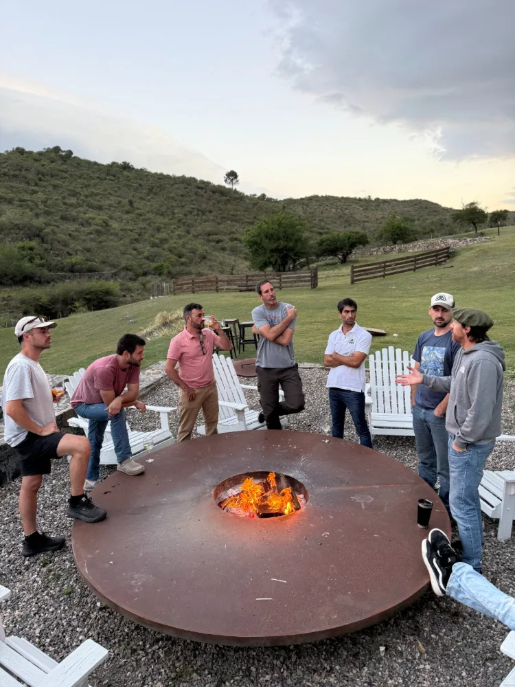 Equipo en una dinámica de integración junto al fogón