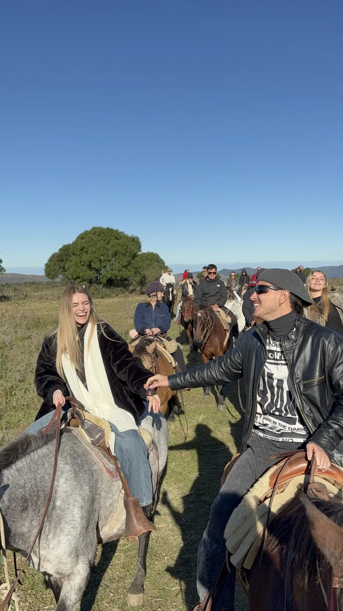 El grupo de la última edición saliendo a cabalgar por las sierras