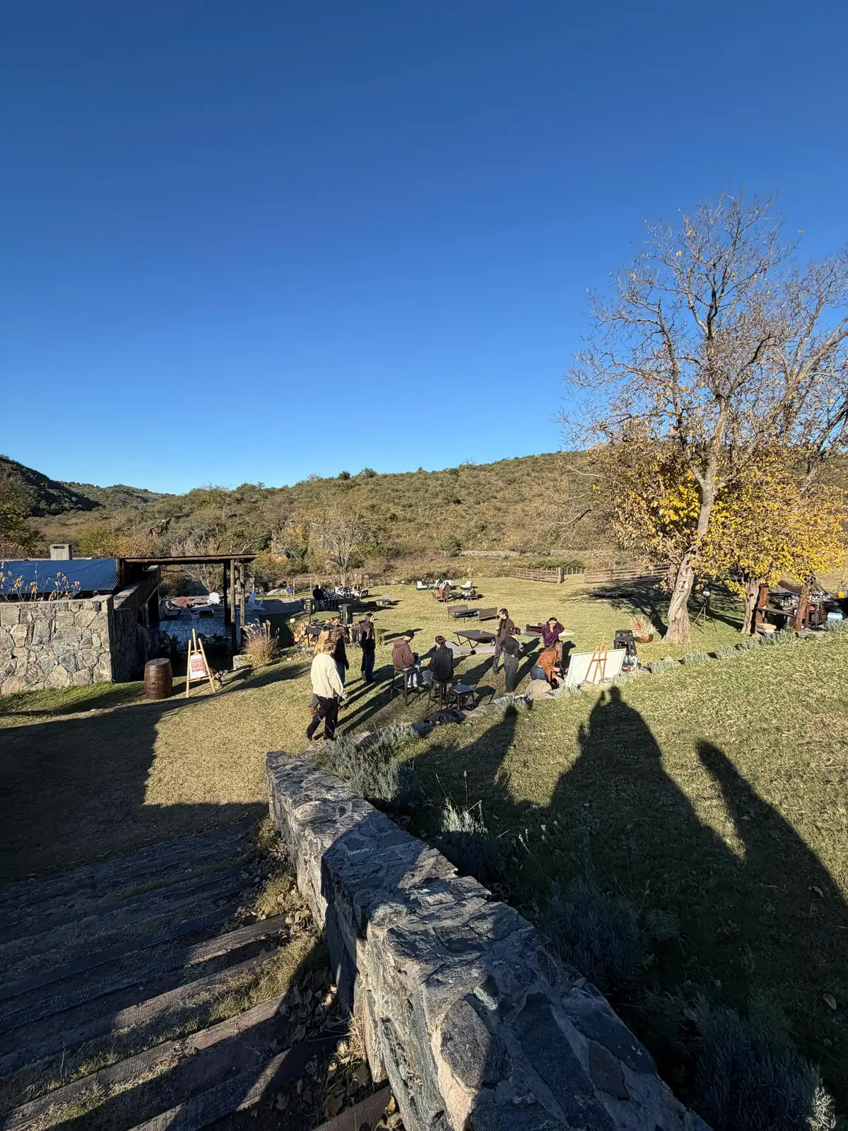El casco de la estancia al atardecer, con las sierras de fondo